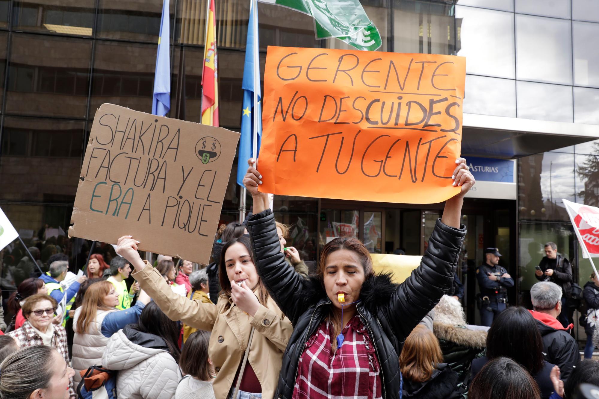 En imágenes: Multitudinaria protesta de los trabajadores del ERA: "Nuestras vacaciones no son un trueque electoral"