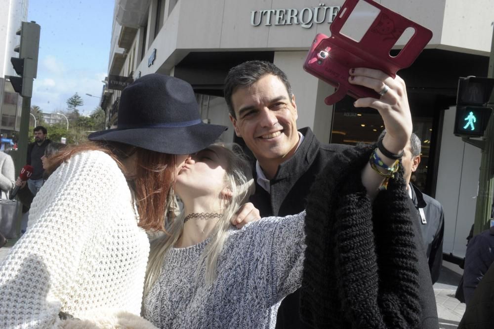 El secretario general del PSOE, Pedro Sánchez, ha visitado hoy la ciudad de A Coruña. En compañía de José Ramón Gómez Besteiro, el líder socialista se ha dejado fotografiar por las calles herculinas.