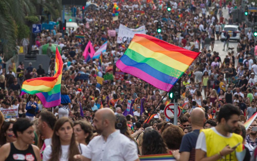Alicante ondea la bandera del Orgullo LGTBI