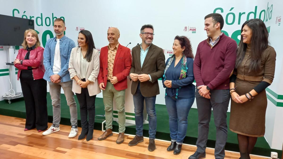 Antonio Hurtado posa a 7 de las personas que lo acompañarán en la lista de las municipales del 28M.