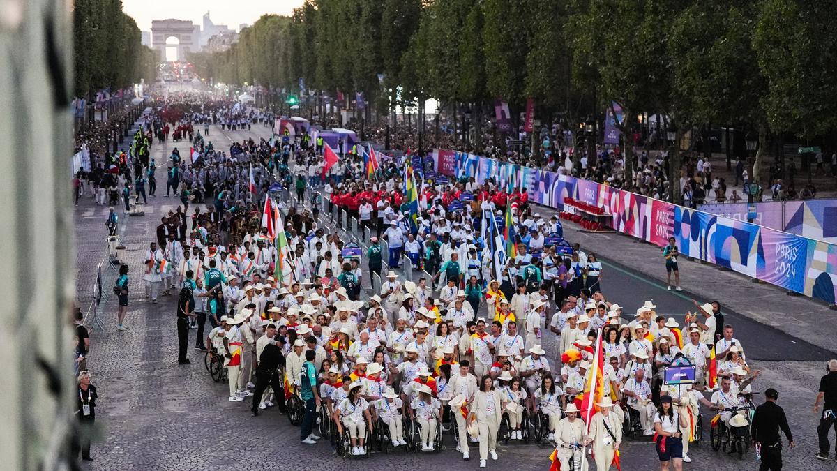 Marta Arce y Álvaro Valera desfilan como abanderados encabezando la representación española en la ceremonia de inauguración de los Juegos Paralímpicos de París 2024.