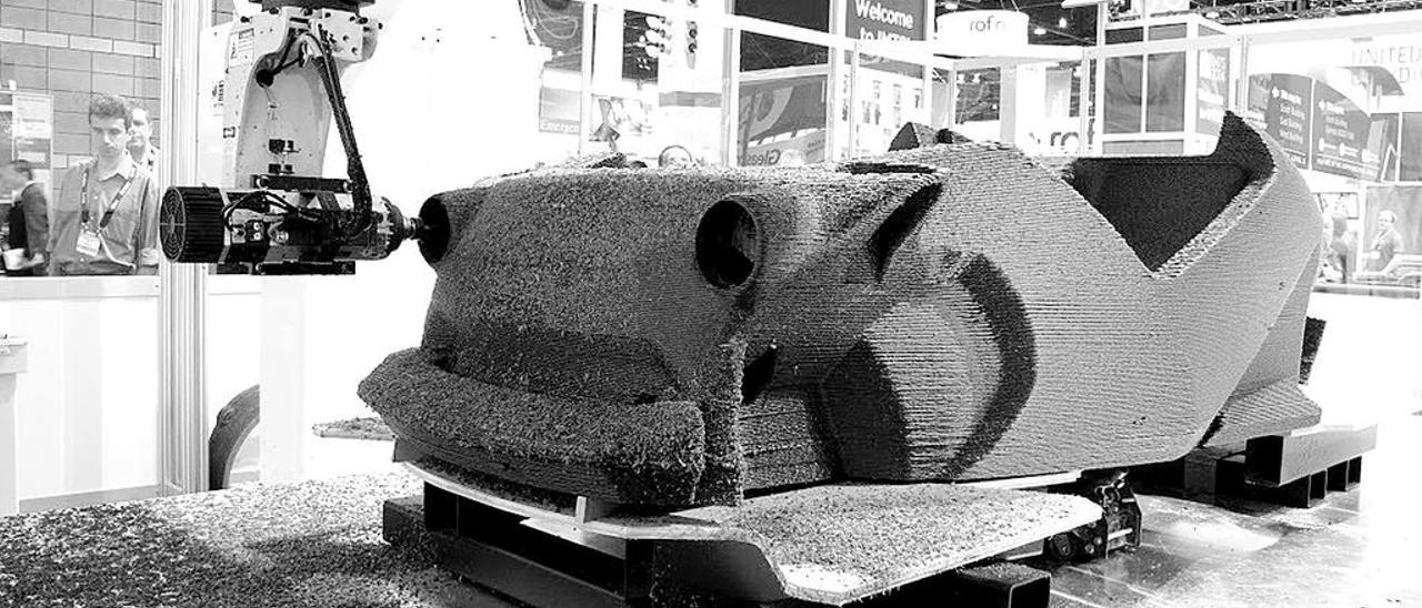 Una impresora 3D, durante una demostración en una feria sectorial de la industria del automóvil. // FDV
