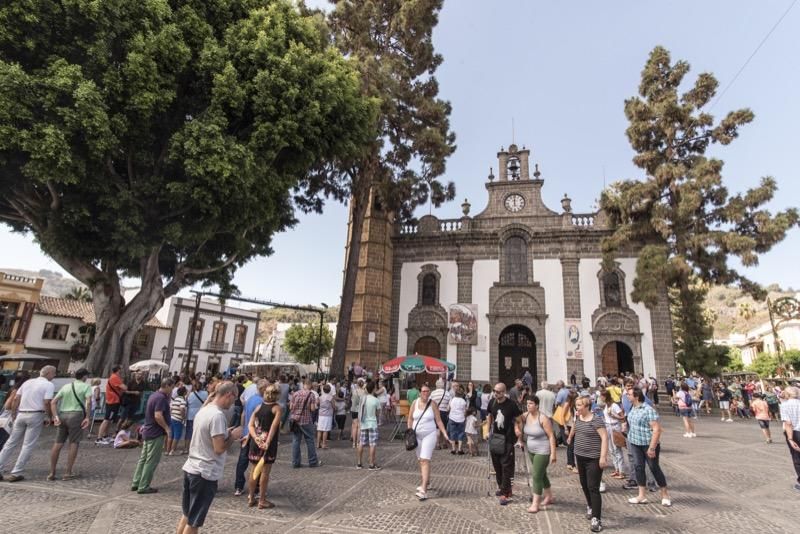 Fiestas del Pino en Teror: Subida de la Bandera en la Basílica