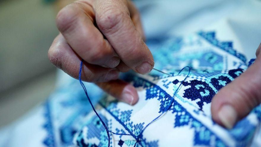 El otro botón de repuesto que llevan las camisas y que no sabes dónde está