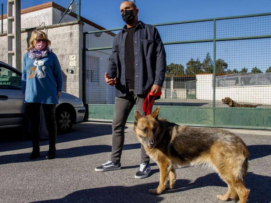 Ángeles Cifuentes e Iván Prieto con su otra perra, Maika, ayer en el refugio de Vilagarcía.  