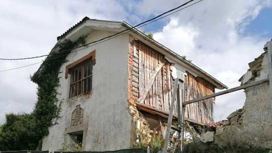 Fachada delantera y trasera de la Casa do Escudo.