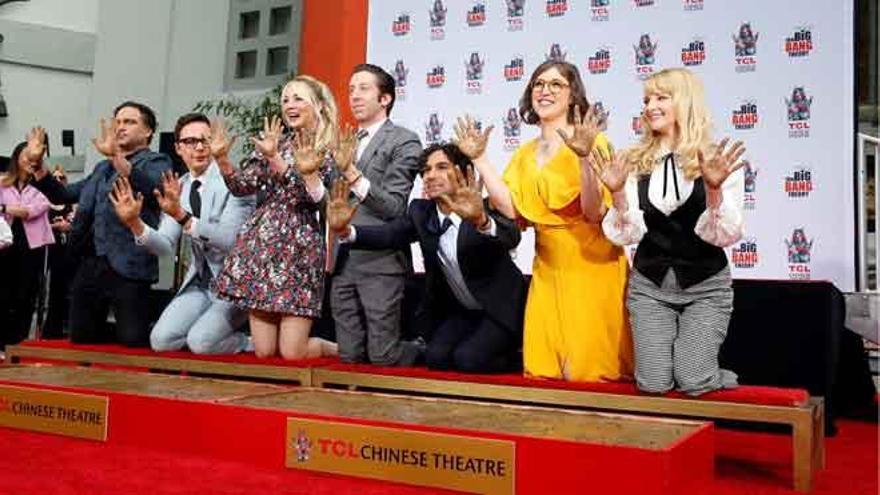 Las estrellas de &#039;The Big Bang Theory&#039; inmortalizan sus huellas en Hollywood