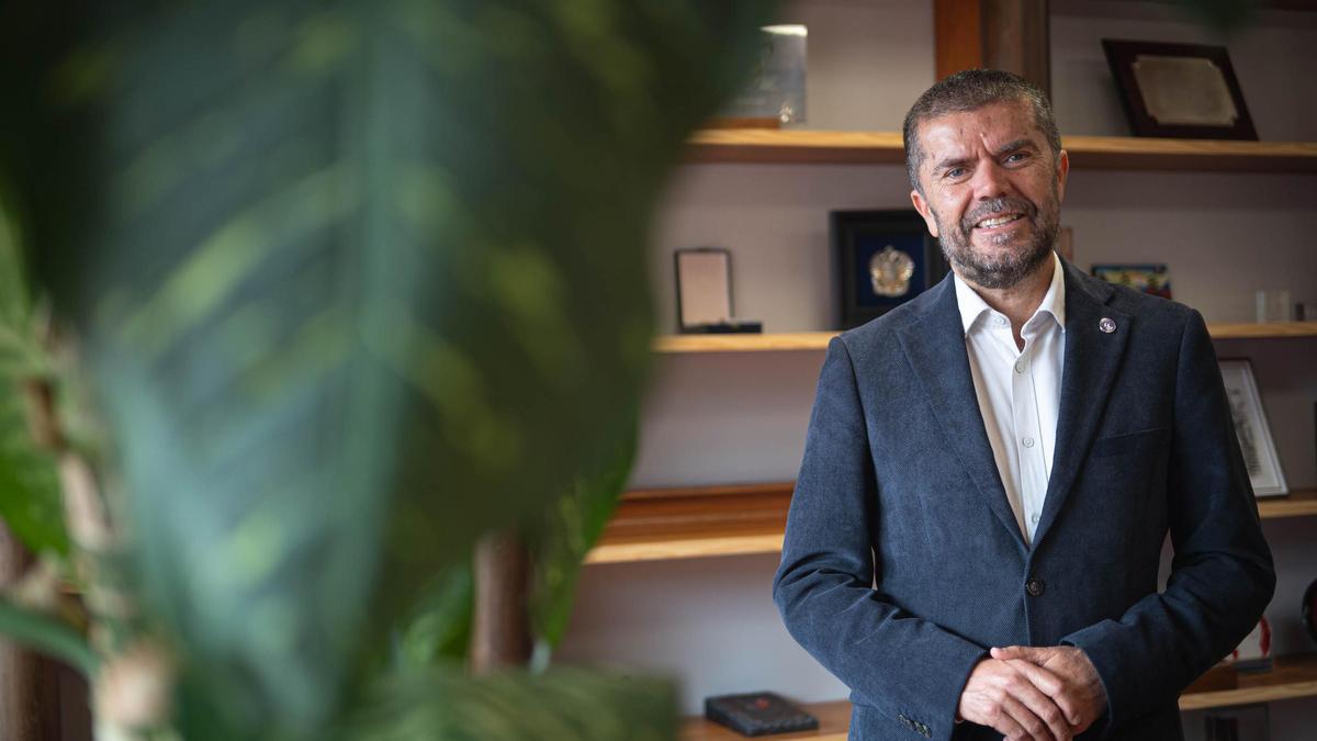 El rector de la ULL, Francisco García, en su despacho.