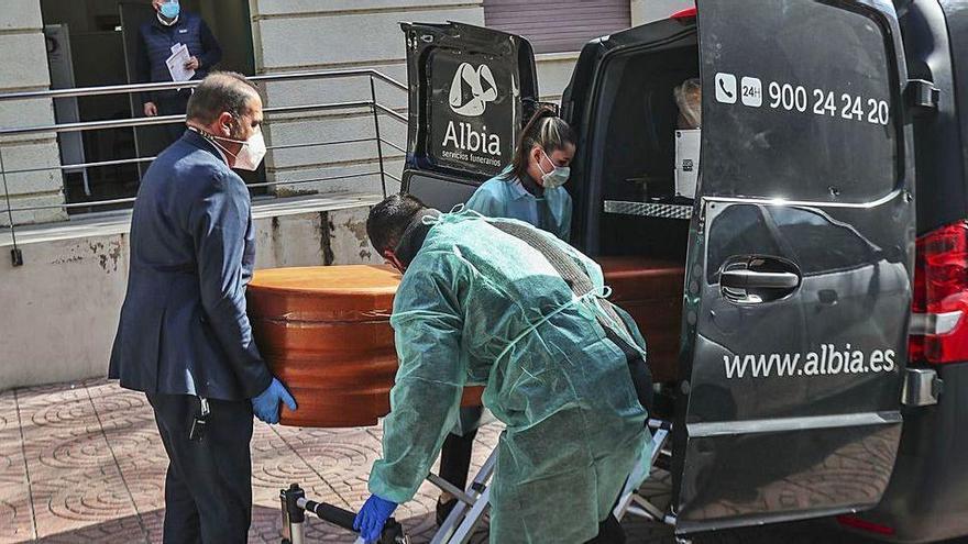 Traslado de un fallecido del mortuorio del Hospital General de València, en imagen de archivo.