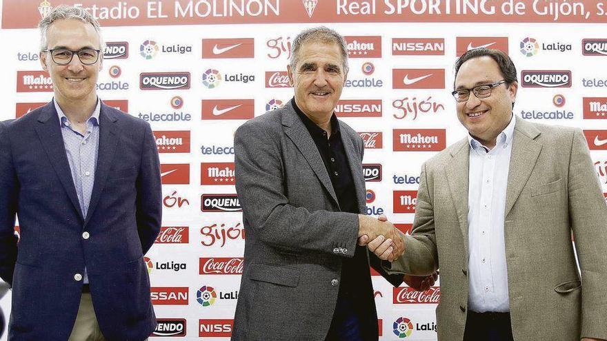 Torrecilla, Herrera y Javier Fernández, el día de la presentación del técnico en Gijón.