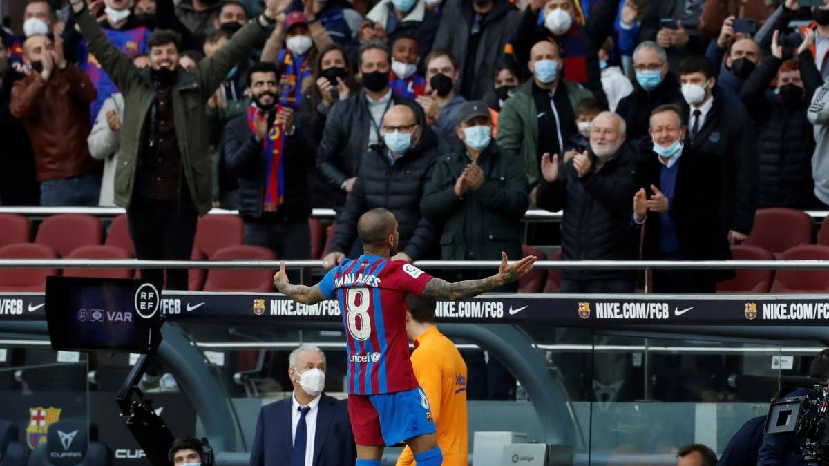 Alves celebra su último gol oficial como futbolista la temporada pasada ante el Atlético