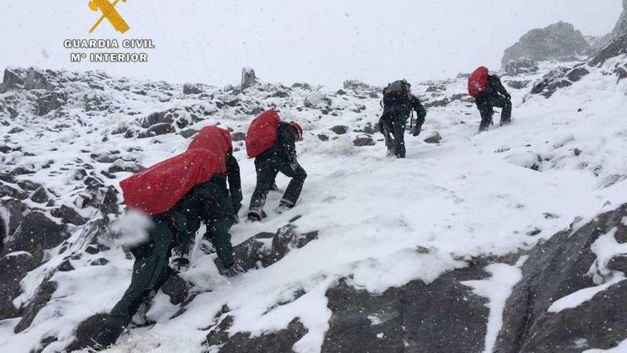 El equipo de agentes de la Guardia Civil, camino de la base del Espolón de El Jisu.