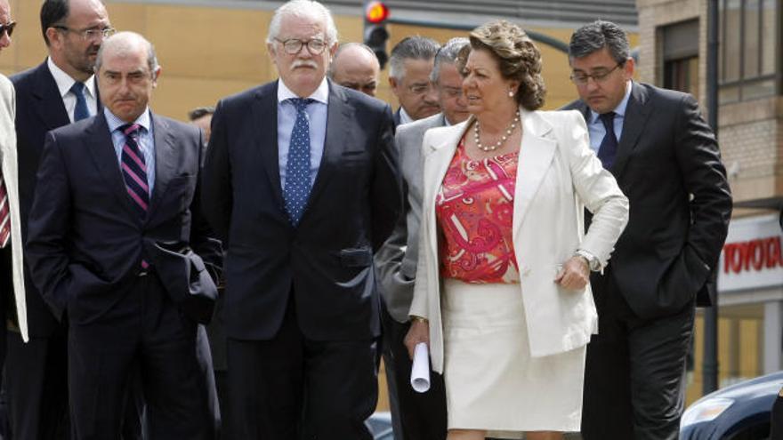 La preocupación por el sumario Gürtel se refleja en los rostros de la alcaldesa Rita Barberá y ocho de sus concejales durante la inauguraución del centro Naturia en el viejo cauce.