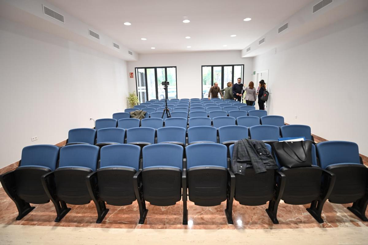 Salón de actos con capacidad par 72 personas en el palacete del Hort del Gat en Elche