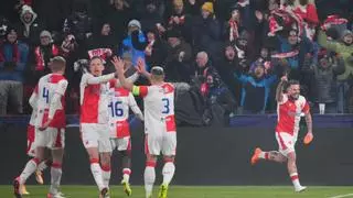 Kušej aprovecha el caos en el área para anotar el primer gol contra el Barça