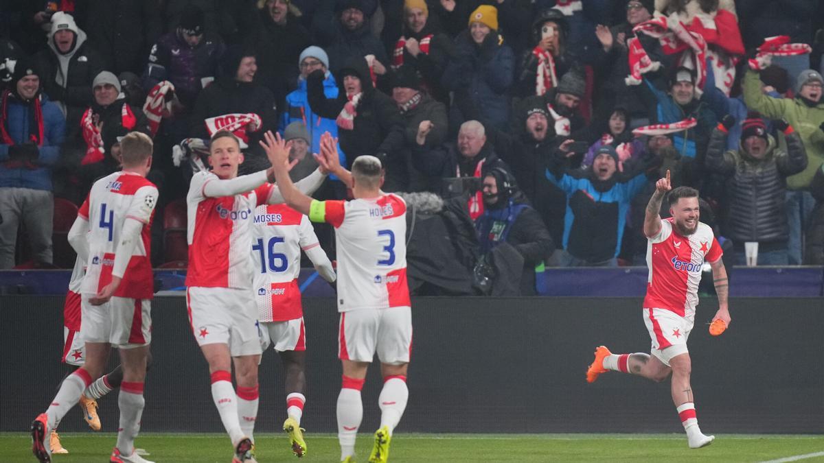 Kušej aprovecha el caos en el área para anotar el primer gol contra el Barça