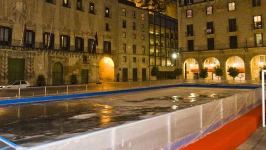 La pista de hielo instalada en la Plaza del Ayuntamiento, ayer, llena de agua de lluvia.