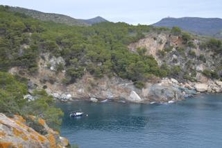 Muere un excursionista al caer por un barranco en Roses