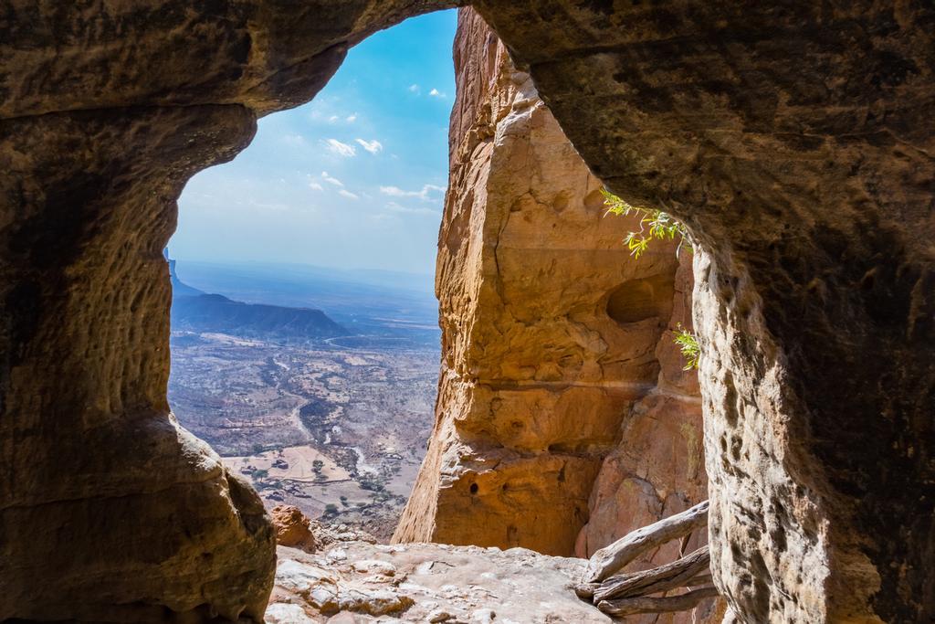 Hay una iglesia en Etiopía que destaca por su peculiar ubicación.