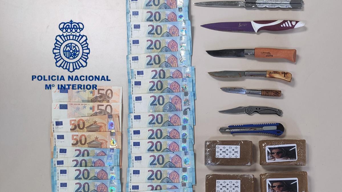 Útiles y dinero recuperado por la Policía Nacional.