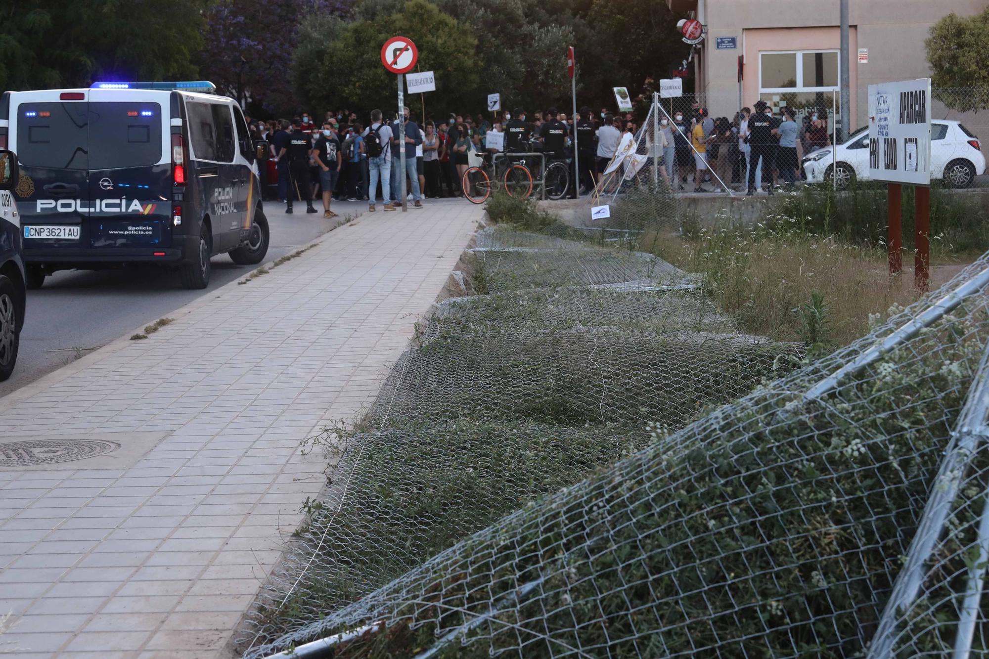 Protesta de los vecinos de Benimaclet contra el vallado de solares ocupados