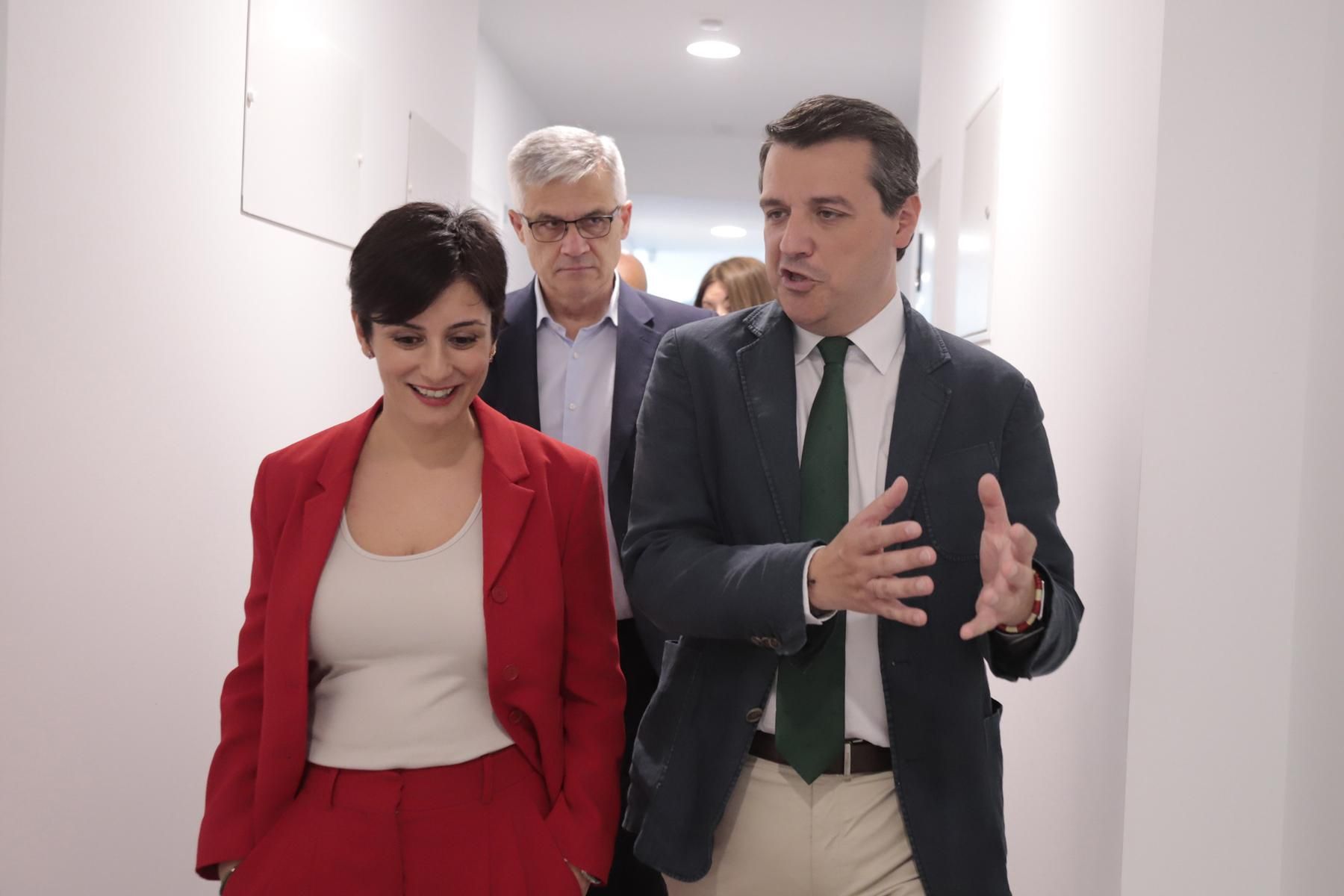 La ministra Isabel Rodríguez visita las viviendas de alquiler de mayores de Sama Naharro