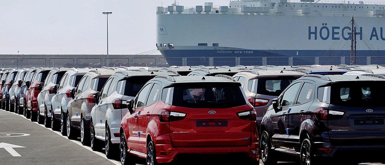 Coches preparados para ser exportados desde el puerto de València. | REUTERS