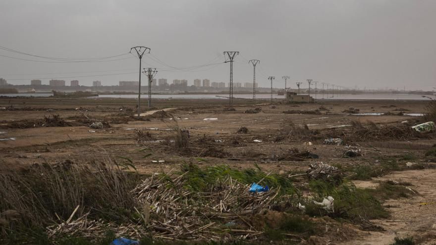 El lodo contaminante del barranco del Poyo obliga a su retirada para preservar la Albufera