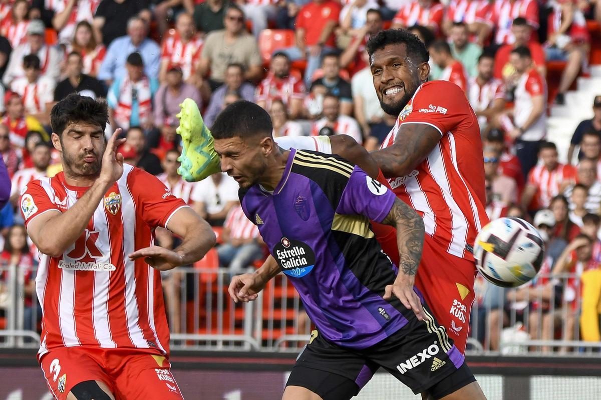 Un instante del Almería-Valladolid disputado este domingo.