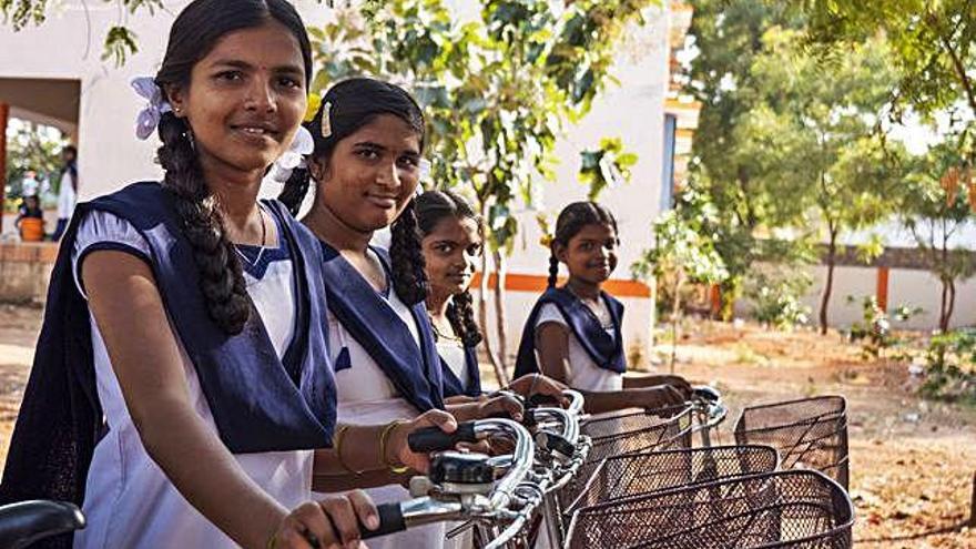 Mahalakshmi i les seves companyes van a l&#039;escola amb bicicleta