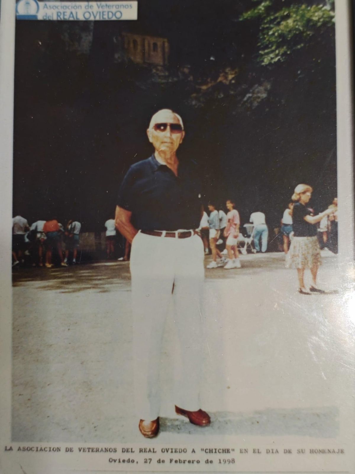 Foto del archivo familiar de Ceferino Arias "Chichi" en el homenaje que le rindió en 1998 la asociación de veteranos del Real Oviedo.