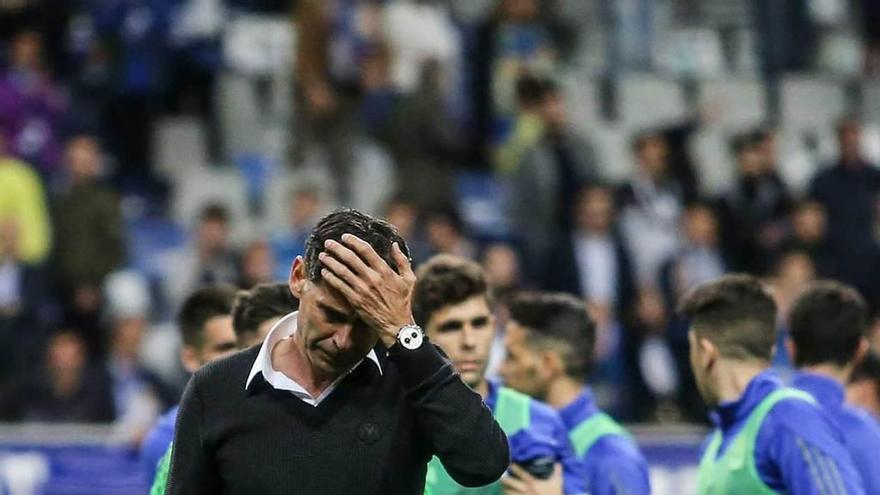 Hierro se retira al vestuario al final del partido.