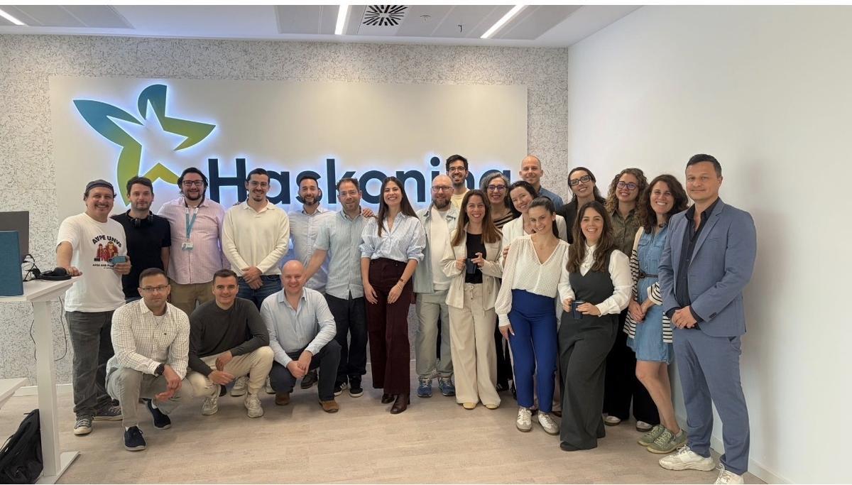 La plantilla de la compañía holandesa Haskoning en el edificio de oficinas Ágora de Málaga.