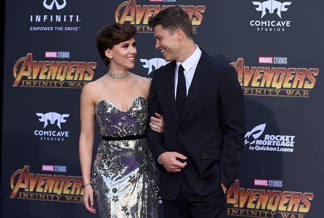 Scarlett Johansson y Colin Jost, en el estreno de 'Vengadores: Infinity War' en Los Ángeles