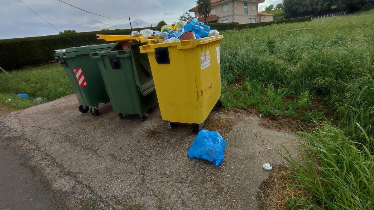 Contenedores de basura desbordados en O Vilar, Callobre.