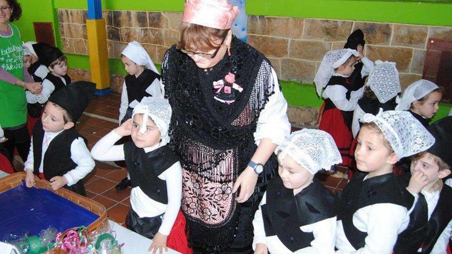 De izquierda a derecha, Mateo, Graciela, Lucía, Daniela y Gabriel (detrás) con la maestra Irene Guillén.