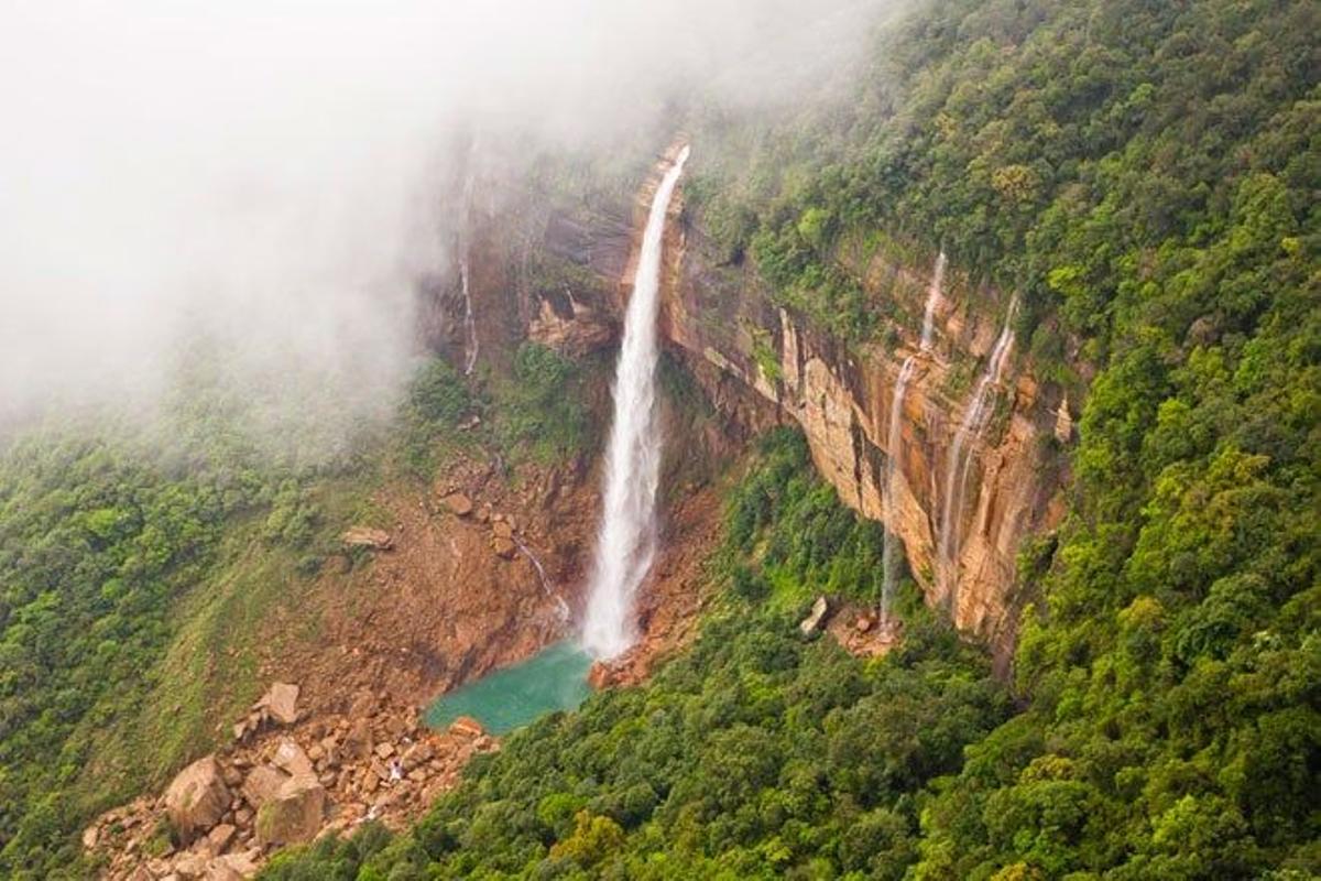 Las cascadas Nohkalikai se encuentran en Cherrapunji, India.