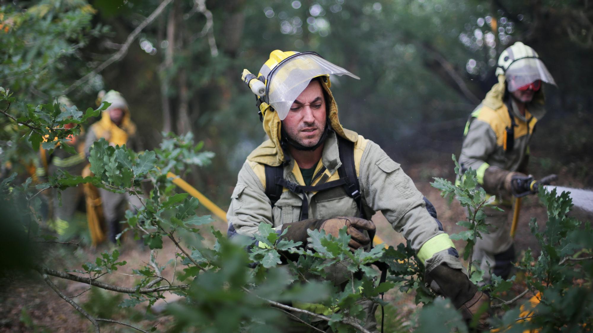 Bomberos en el incendio de Folgoso do Courel, Lugo, Galicia