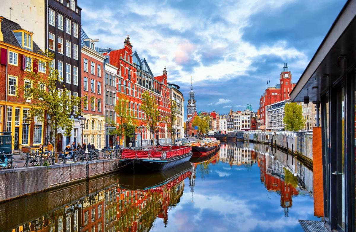 La ciudad europea que fue hogar de Van Gogh y se encuentra por debajo del nivel del mar atrae a más de 20 millones de turistas cada año