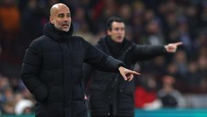 Guardiola, técnico del Manchester City, y Emery, entrenador del Aston Villa, en el Villa Park.