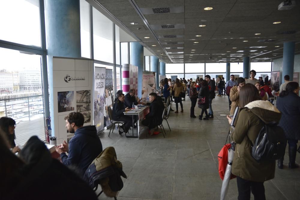 La II Feria de Empleo de A Coruña, organizada por la Cámara de Comercio, pretende potenciar el acercamiento entre empresas y jóvenes de entre 16 y 29 años que desean incorporarse al mercado laboral.