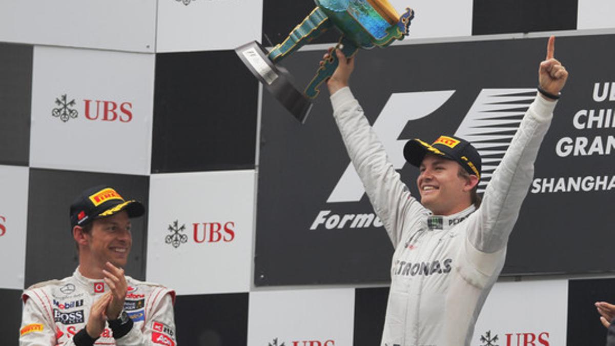 El alemán Nico Rosberg (derecha) celebra la victoria tras adjudicarse el Gran Premio de China en Shangai