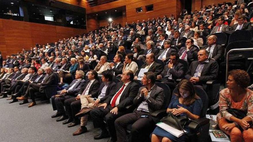 Los asistentes a las conferencias de la VII Conferencia Mundial del Atún ayer en el Centro Social Afundación de Vigo. // Jorge Santomé