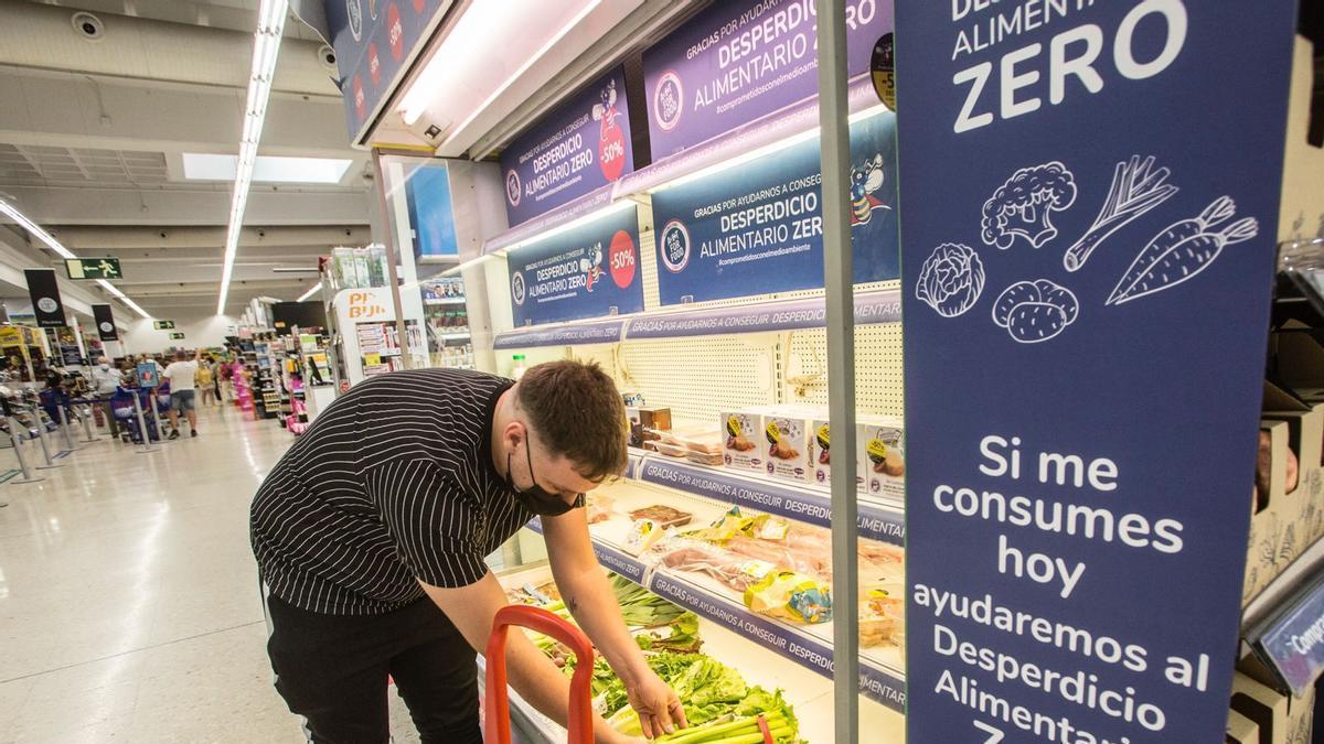 Las grandes superficies están obligadas a reservar espacios para los alimentos próximos a caducar.