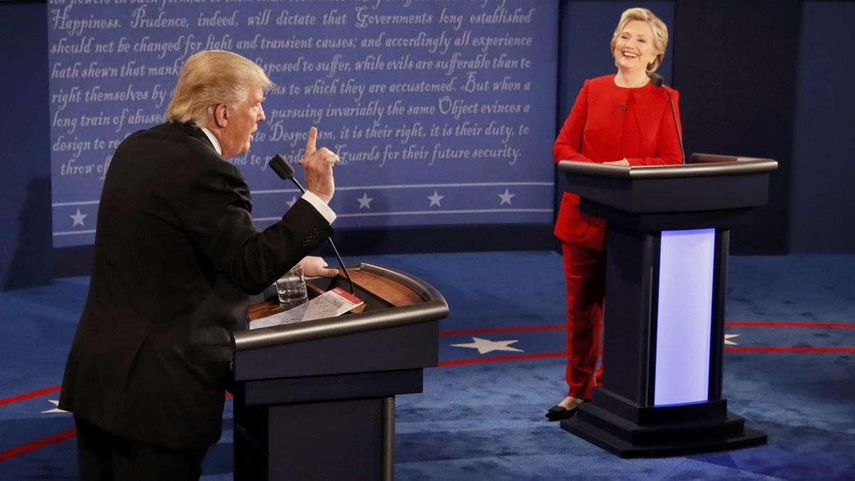 Clinton observa sonriente la intervención de Trump en un momento del debate de candidatos.