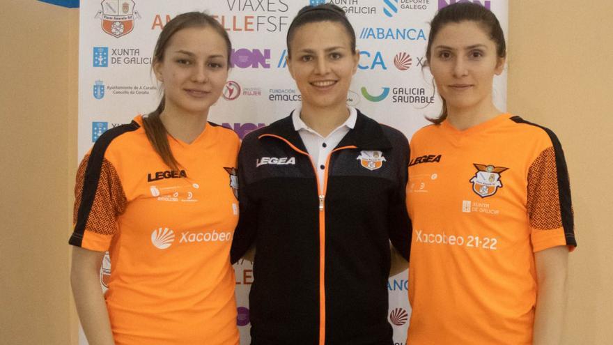 Las tres jugadoras ucranianas de fútbol sala que ahora militan en el Viaxes Amarelle F.S. de A Coruña.