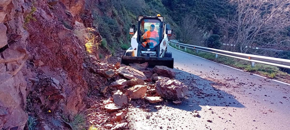 Los equipos de conservación y mantenimiento actúan para resolver las incidencias provocadas en las carreteras.