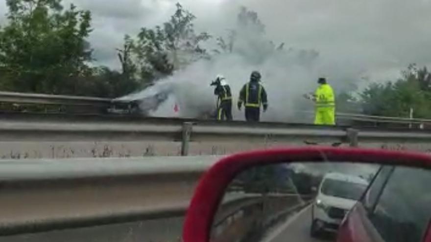 Un incendio en un coche provoca grandes rentenciones en la A-64 a la altura de Parque Principado