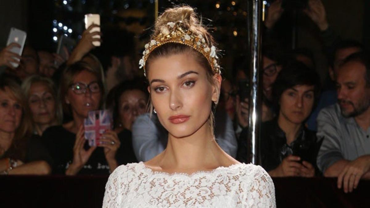 Hailey Baldwin, con corona