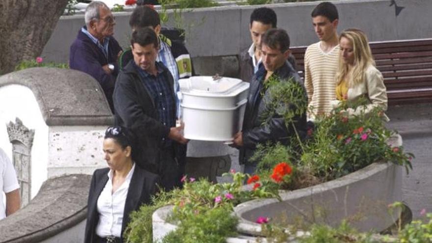 Momento en el que el féretro de Dahionet R. es llevado hacia el coche fúnebre tras la misa de ángeles celebrada en San Gregorio. i ANDRÉS CRUZ